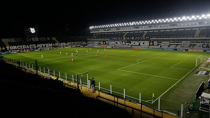 Cléber Reis não aceitou rescindir ou ser emprestado para outros clubes. Zagueiro recebe cerca de R$ 250 mil no Santos. 